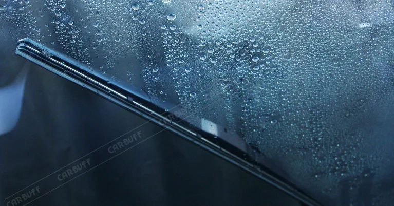 玻璃上的水珠、雨刷