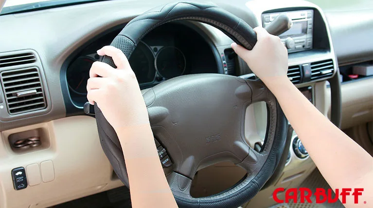 雙手握汽車方向盤