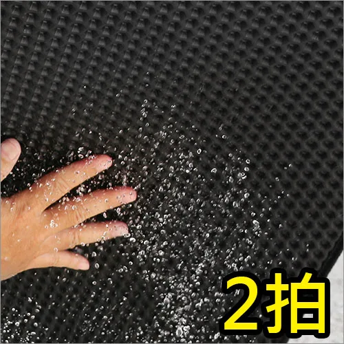 汽車腳踏墊的清洗步驟2-將多餘水分拍掉