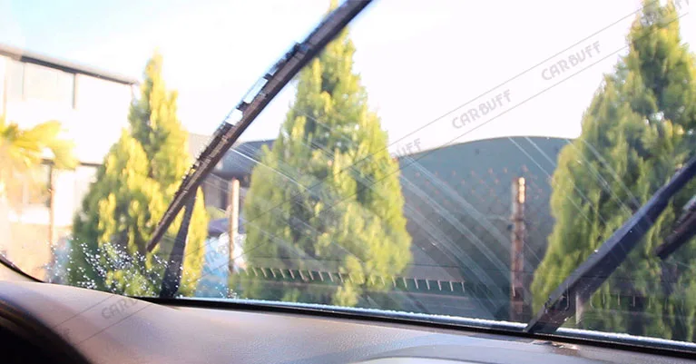 雨刷刷過有白霧